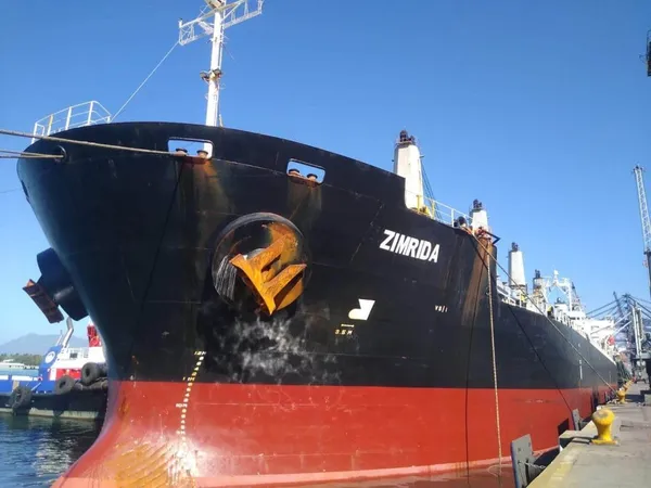 Valide déchargement du Zimrida à Abidjan © Crédit photo DR