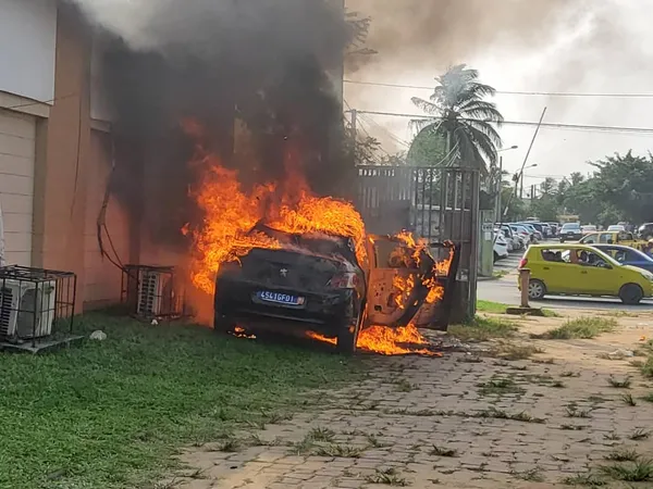 Explosion devant le siège du COJEP