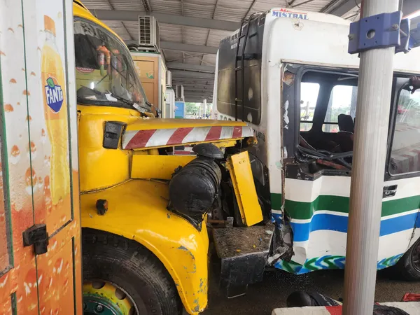 Accident au péage d’Attingué: Un minicar percuté par un camion, 38 blessés