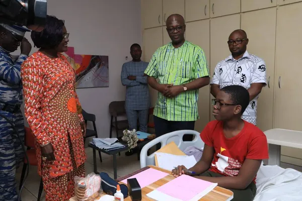 Abidjan, un lycéen handicapé passe son bac 2025 dans une clinique : Mariatou Koné valide ce dispositif inédit