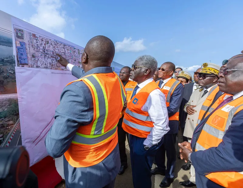 Robert Beugré Mambé lors de la visite des travaux de la première phase du 4e pont d'Abidjan le 29 mai 2024