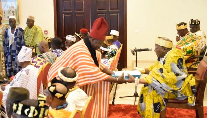 Sa majesté nanan Désiré Amon Tanoé, président de la CNRCT et les présidents de comités régionaux