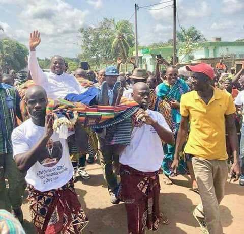 Guillaume Soro porté par des hommes à Fresco