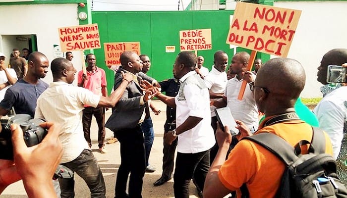 Sit-in de jeunes du PDCI après la signature par Henri Konan Bédié, de l'accord politique sur le parti unifié, le mardi 17 avr