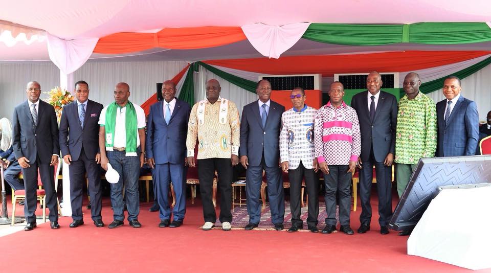 Des responsables de centrales syndicales autour du président Alassane Ouattara