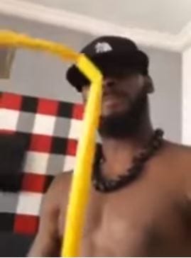 Capture d'écran de la vidéo dans laquelle DJ Arafat brandissait le bâton qui devrait servir à battre son jeune danseur