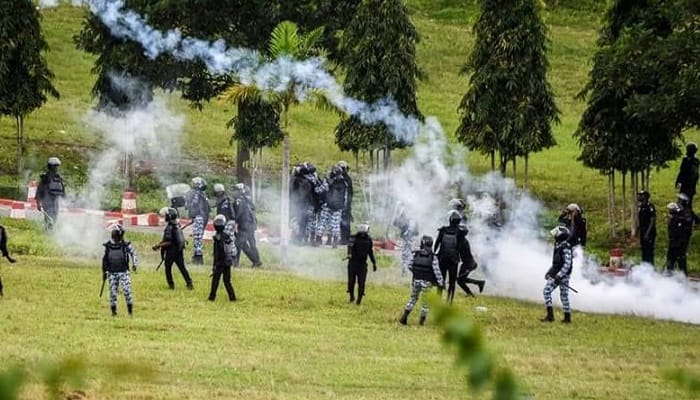 Les policiers ont usé de gaz lacrymogène, pour disperser des militants de la Fesci, dans les jardins de l'université de Cocod