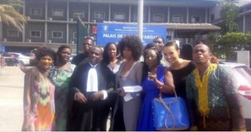 Nayanka Bell, son avocat et des proches
