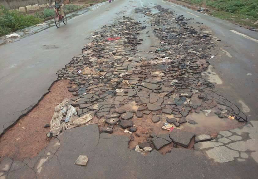 En mai 2016, il a suffi d'une pluie pour que le bitume sur le nouveau boulevard Alassane Ouattara d'Odienné, soit dégradé