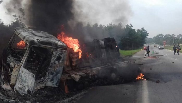 Explosion d'un camion citerne sur l'autoroute