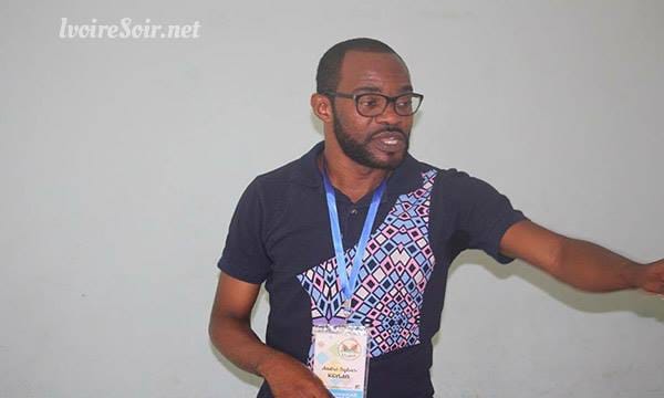 André Silver Konan, lors d'un cours, sur l'auto-emploi des jeunes