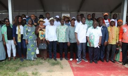 Photo de famille à l'issue du meeting de Divo