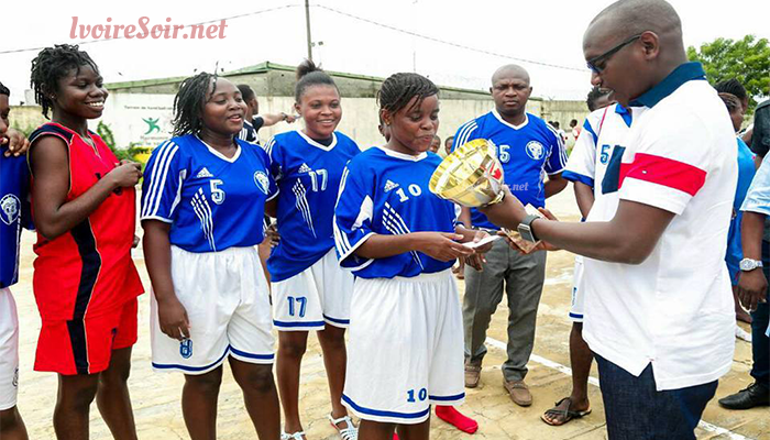 Souleymane Touré et des jeunes de Treichville