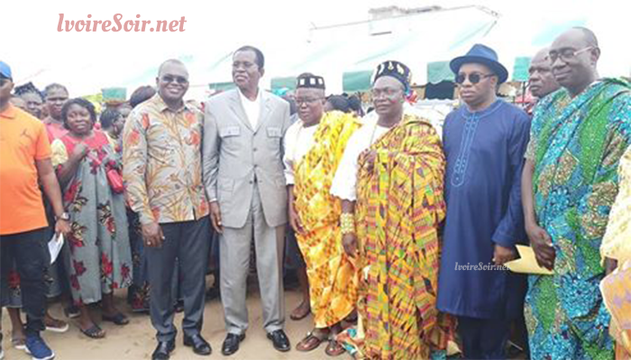 Siandou Fofana en compagnie des chefs Agnis intronisés