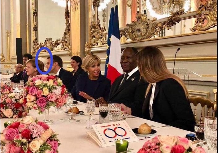 Sur les images choisies par la communication du président Ouattara, IBK est à peine visible à la table officielle