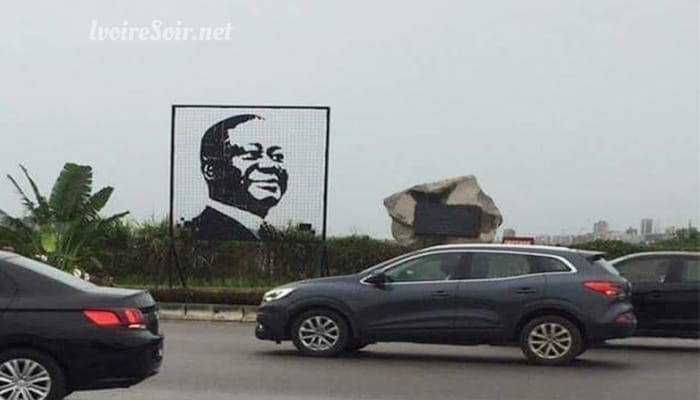 Poster de Ouattara brisé au pont HKB : Des internautes raillent « Ouattara l’indéboulonnable »
