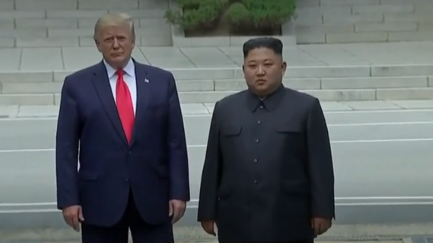 Donald Trump et Kim Jong Un se serrent la main à Panmunjom