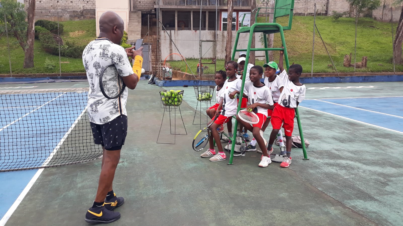 Fabrice Sawegnon et les enfants du Tennis Academy » de la Fondation Voodoo, le 23 juin 2019 à Abidjan