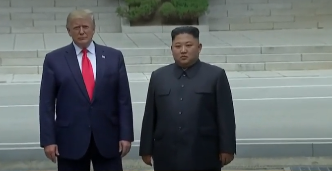 Kim Jong-un et Donald Trump se serrent la main