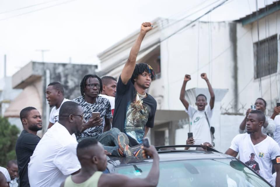Des dizaines de motards et Safarel Obiang ont pris d'assaut le samedi 17 août 2019, le lieu de l'accident de DJ Arafat. (Photos)