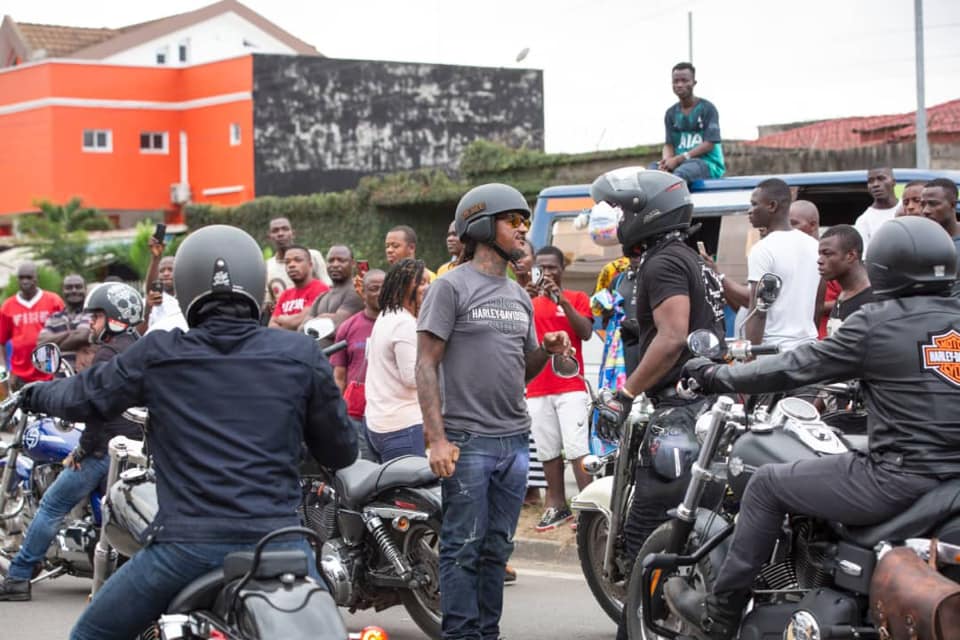 Des dizaines de motards et Safarel Obiang ont pris d'assaut le samedi 17 août 2019, le lieu de l'accident de DJ Arafat. (Photos)