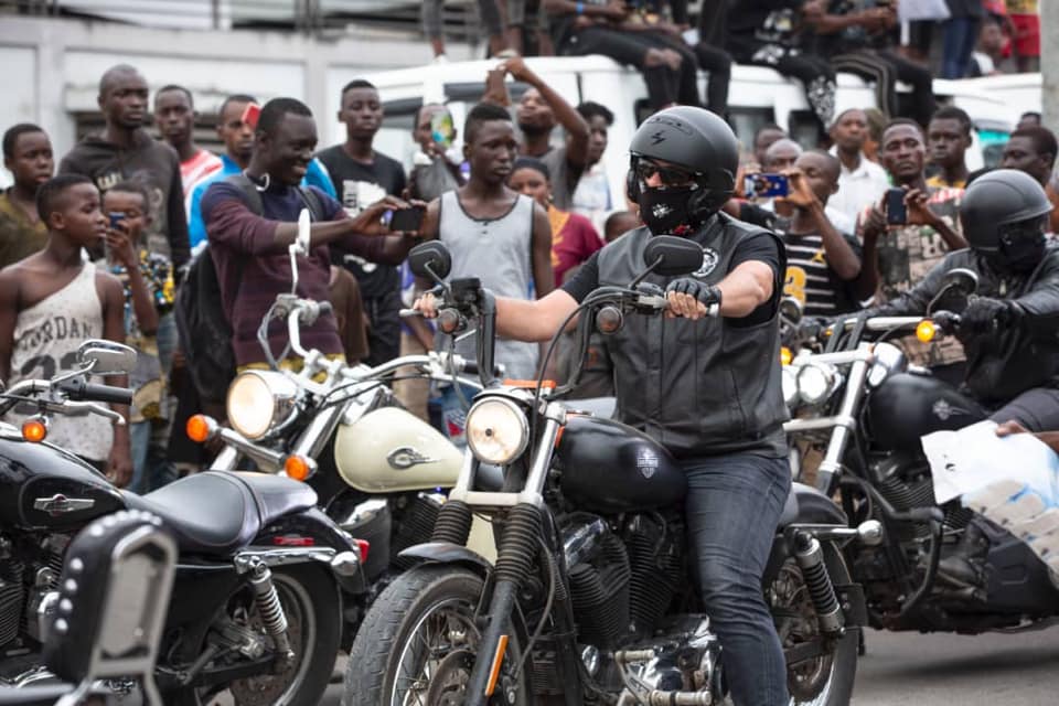 Des dizaines de motards et Safarel Obiang ont pris d'assaut le samedi 17 août 2019, le lieu de l'accident de DJ Arafat. (Photos)