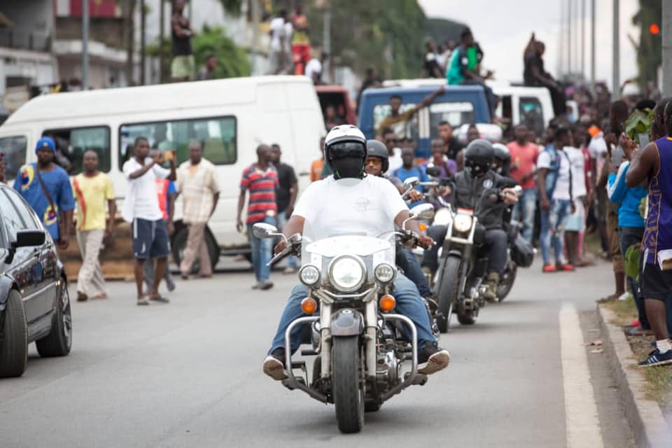 Des dizaines de motards et Safarel Obiang ont pris d'assaut le samedi 17 août 2019, le lieu de l'accident de DJ Arafat. (Photos)