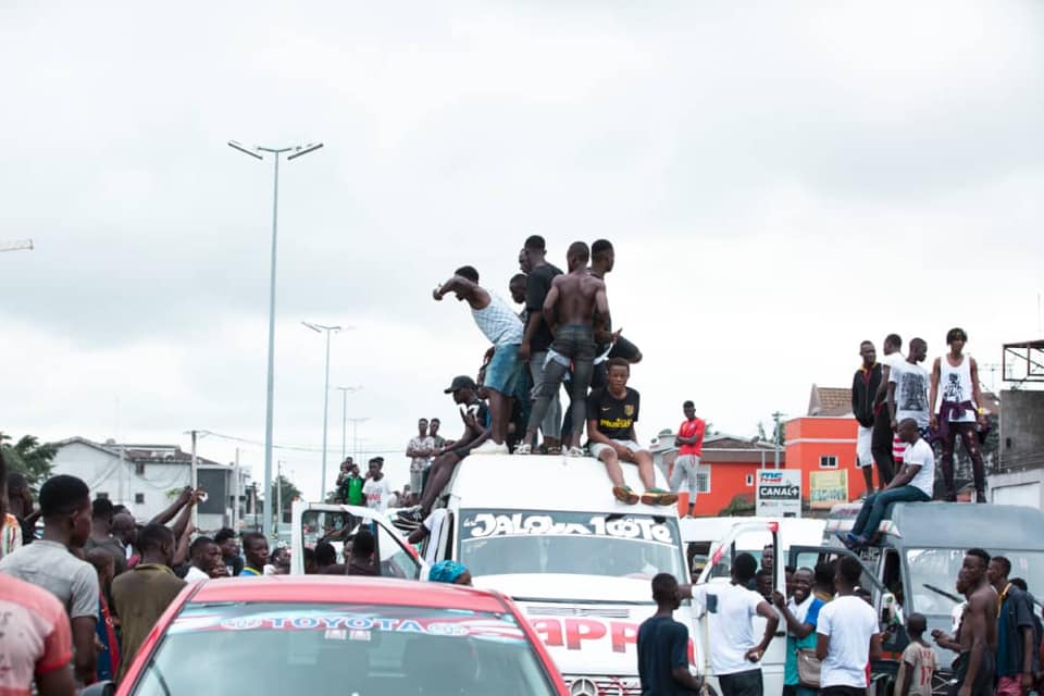 Des dizaines de motards et Safarel Obiang ont pris d'assaut le samedi 17 août 2019, le lieu de l'accident de DJ Arafat. (Photos)