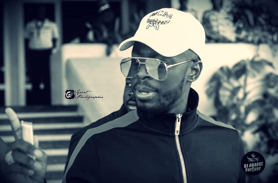 Arrivée de Dadju à Abidjan pour les funérailles d'Arafat