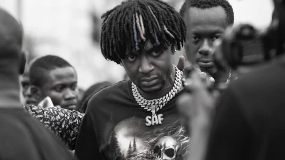 Safarel Obiang: sa chanson-hommage à Dj Arafat: « Ange Didier on a démarré ta moto lève toi, cercueil là c’est pas pour toi »