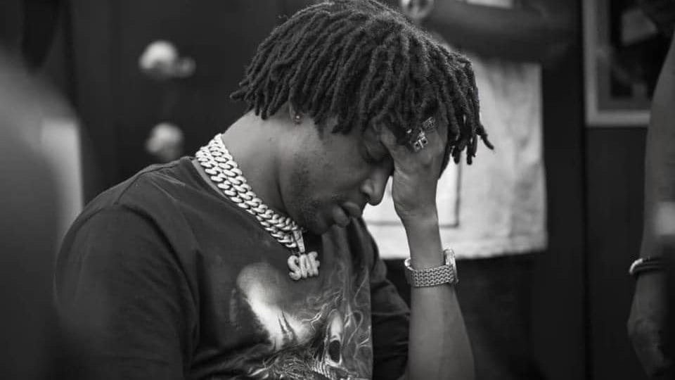 Safarel Obiang en prière sur le lieu de l’accident de Dj Arafat