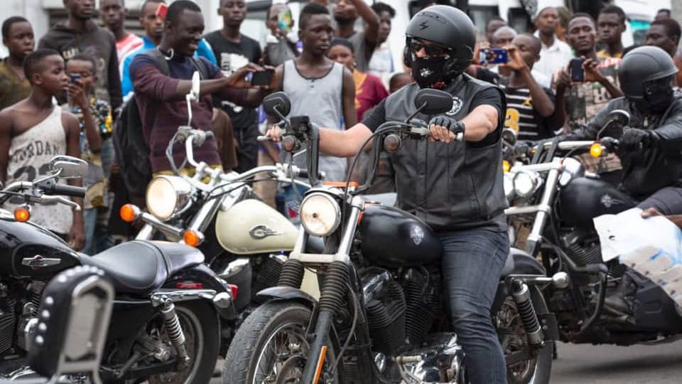 Photos: des motards et Safarel Obiang sur le lieu d’accident de Dj Arafat