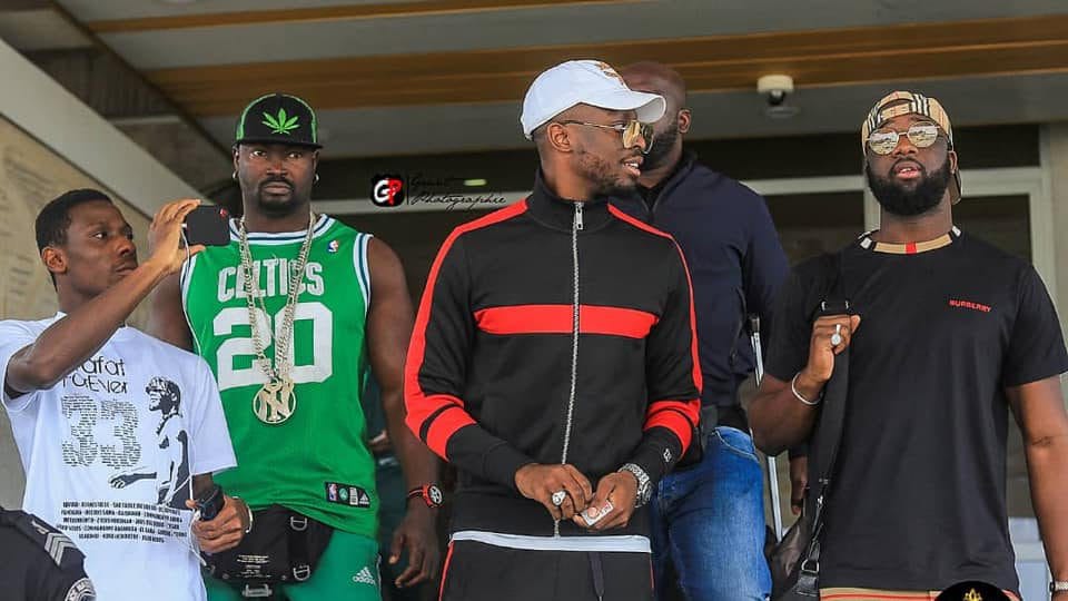 Arrivée de Dadju à Abidjan pour les funérailles d’Arafat