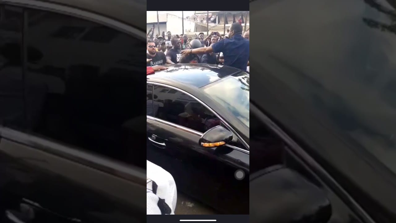 VIDÉO: impossible à Carmen Sama, la femme de Dj Arafat de se recueillir sur le lieu du drame
