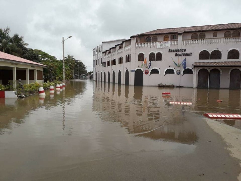 Les terribles images de Grand-Bassam sous les eaux