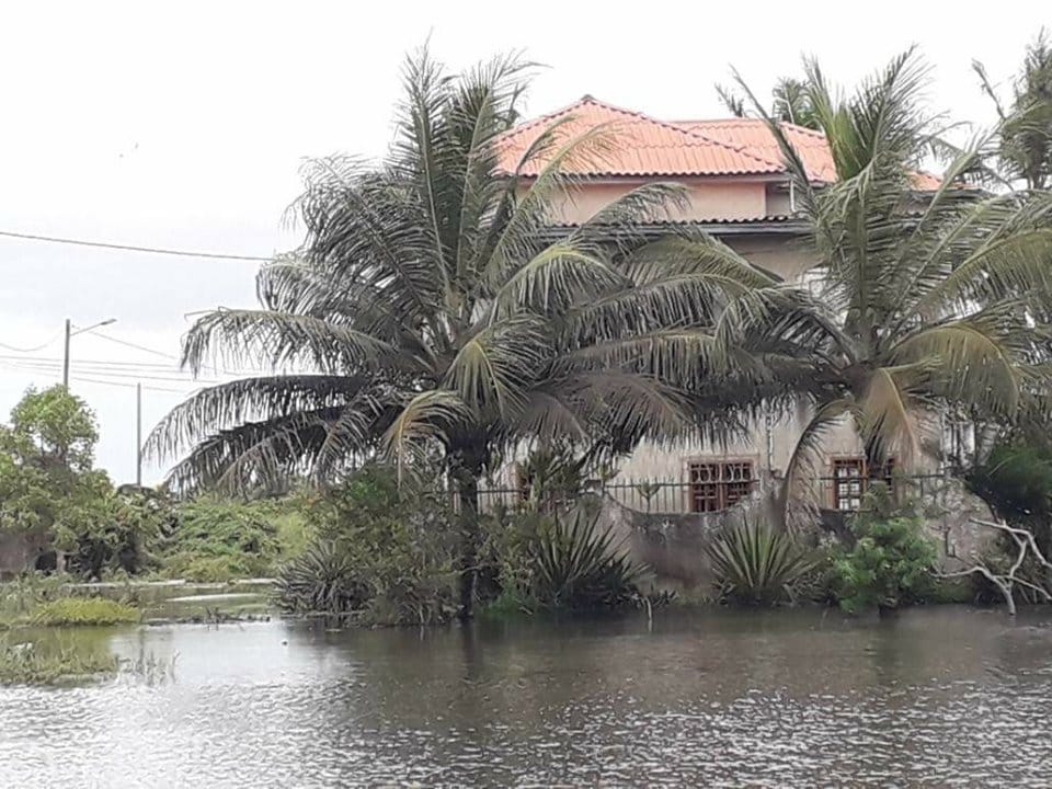 images de Grand-Bassam sous les eaux après des inondations