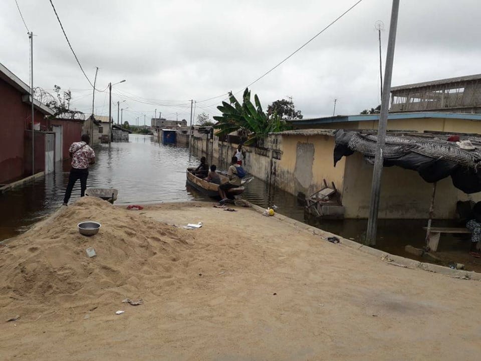 images de Grand-Bassam sous les eaux après des inondations