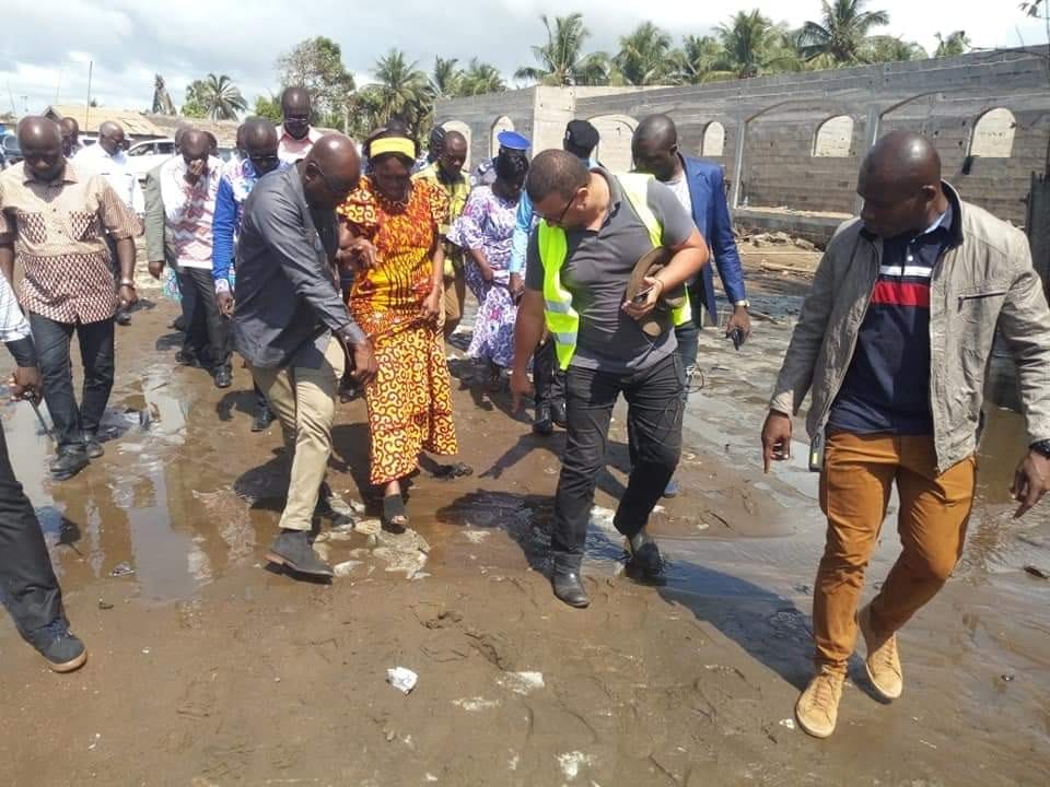 Simone Gbagbo aux côtes des sinistrés des inondations de Bassam