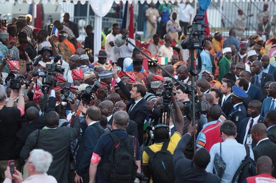 Emmanuel Macron à son arrivée en Côte d'Ivoire en images