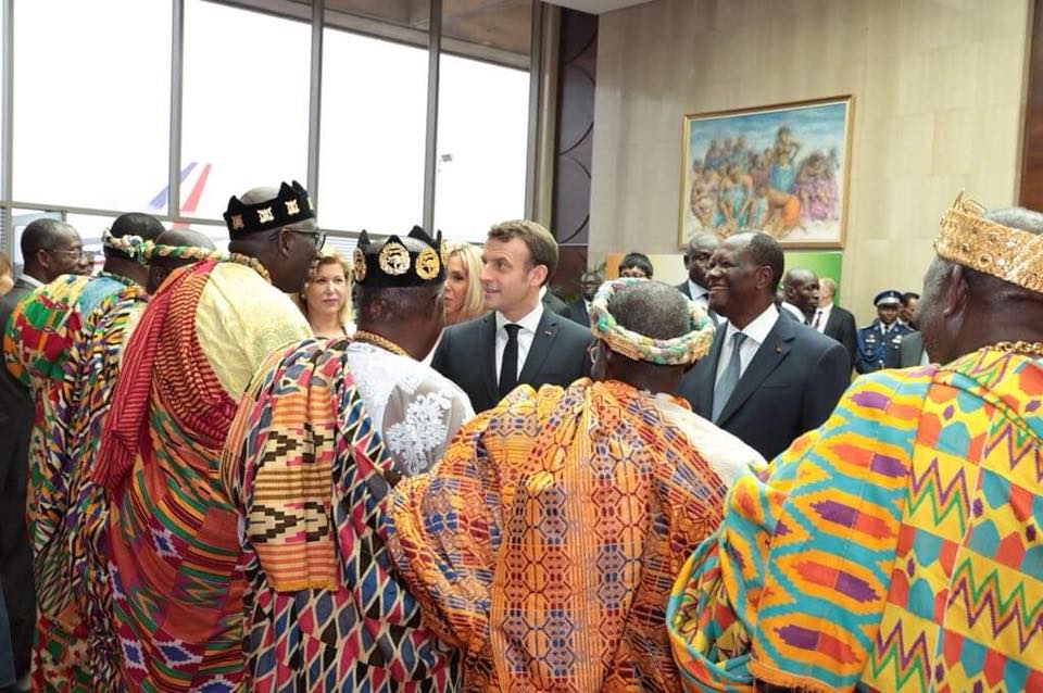 Emmanuel Macron à son arrivée en Côte d'Ivoire en images