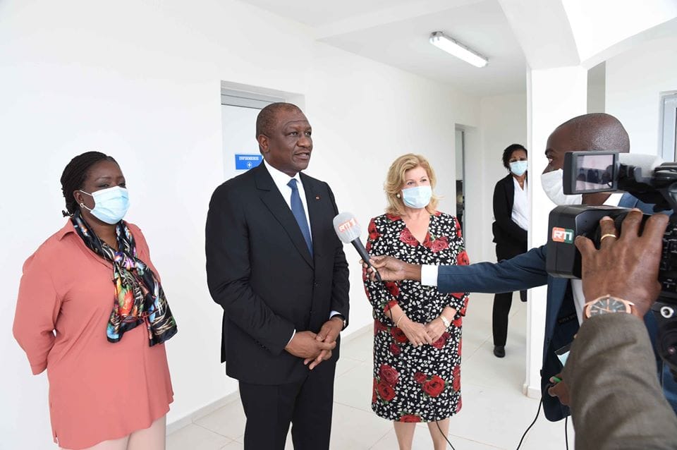 Hamed Bakayoko et Dominique Ouattara au groupe scolaire d'excellence d'Abobo