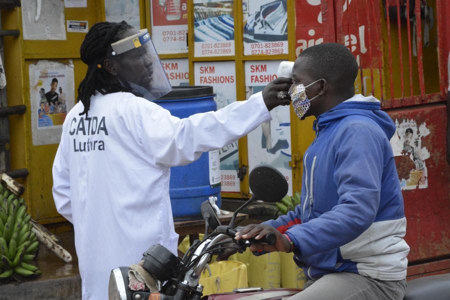 Une usine chinoise en Ouganda fabrique des masques pour régler la pénurie – Actualités 27/05/2020