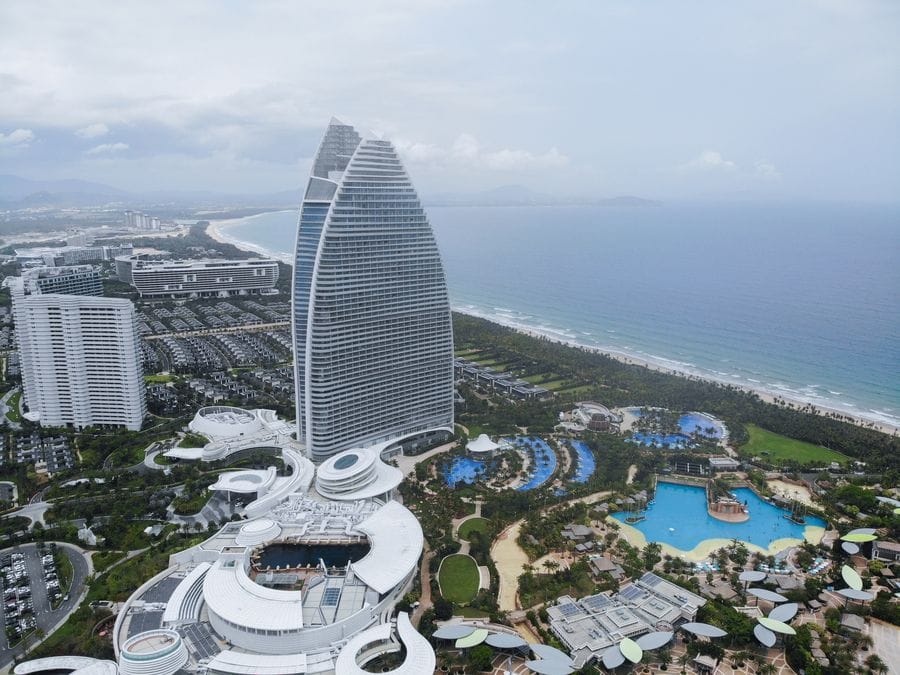 Photo aérienne prise le 4 avril 2020 montrant le complexe touristique Atlantis à Sanya, dans la province chinoise de Hainan (