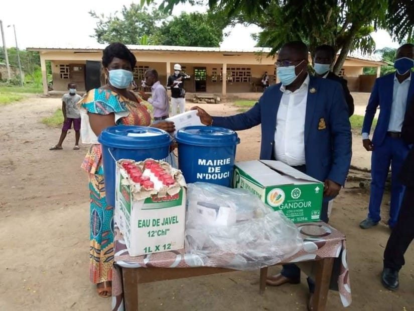Covid-19: Le maire de N’Douci offre des kits de protection à un groupe scolaire – Actualité ivoirienne 11/06/2020