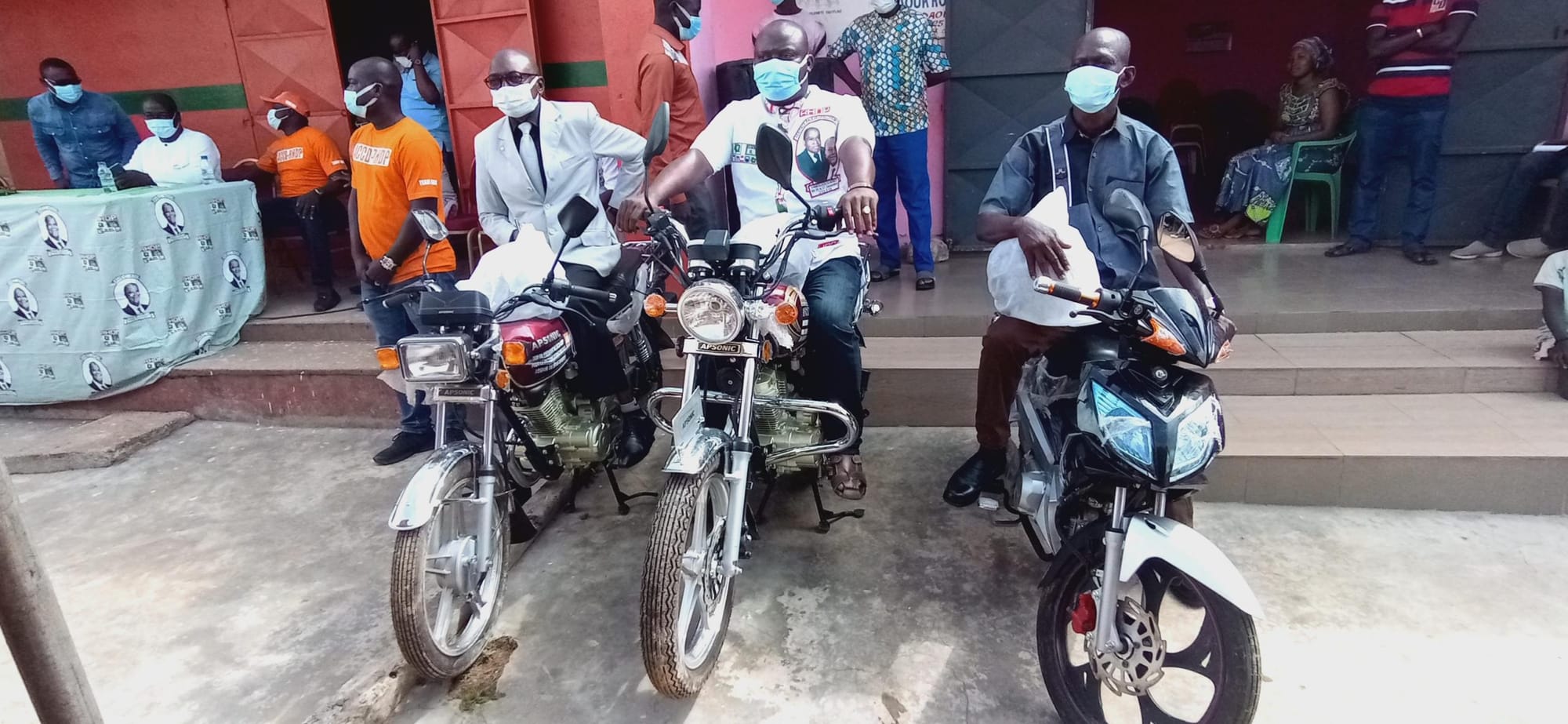 Les cadres de Daoukro offrent trois motos à la coordination UJRHDP – Actualité ivoirienne 14/06/2020