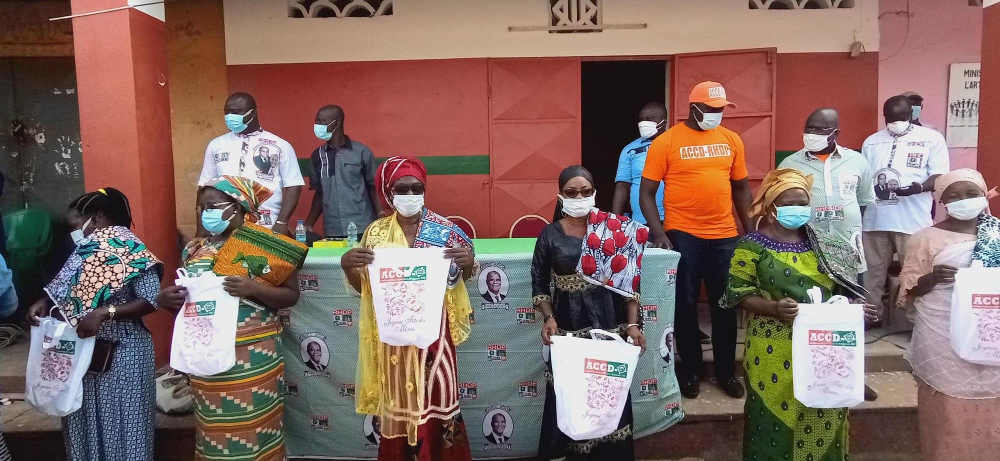 Les cadres de Daoukro offrent 40 complets de pagnes aux femmes RHDP du département – Actualité ivoirienne 14/06/2020