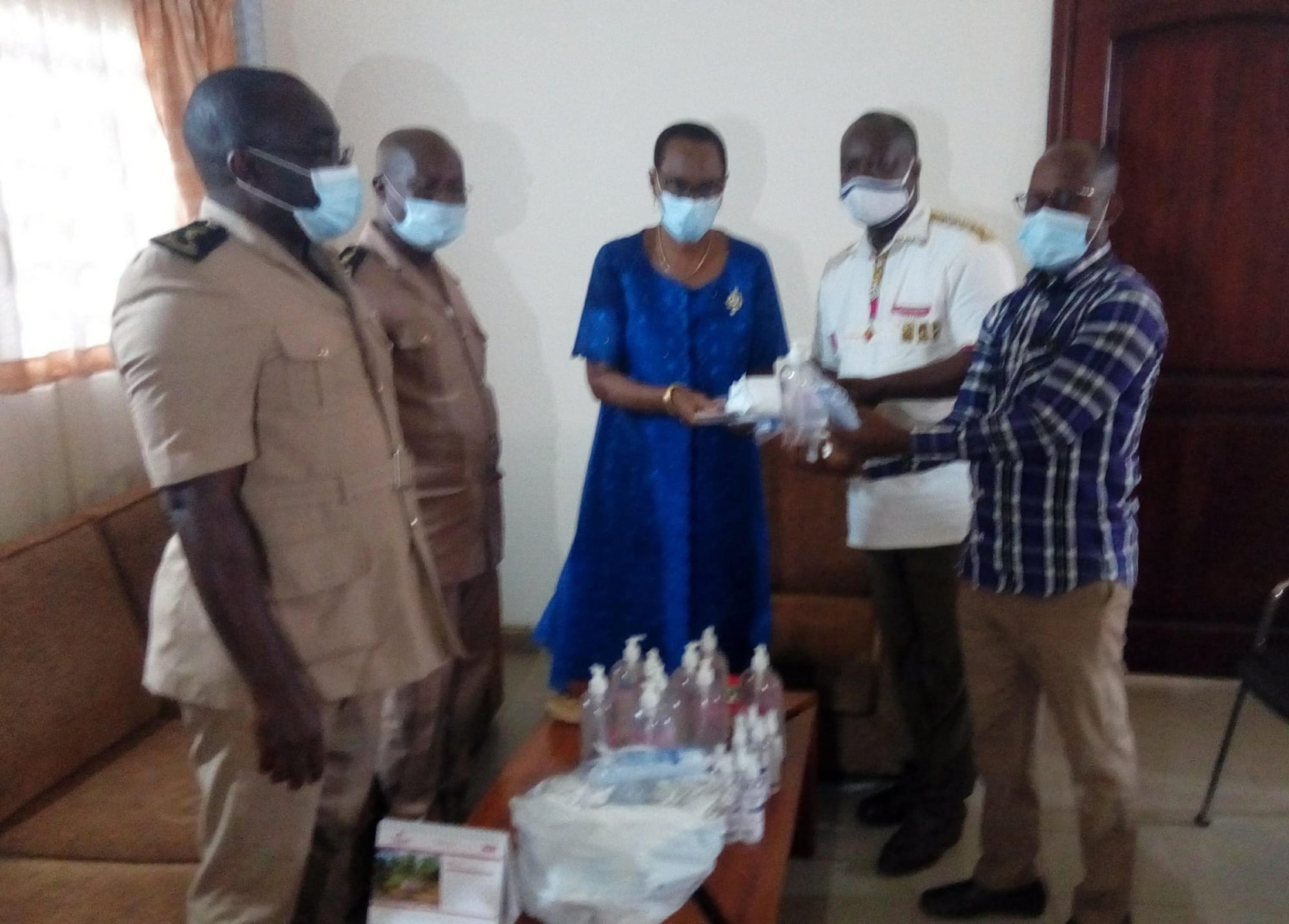 Covid-19 : une sénatrice fait un don à la CEI et au lycée municipal de Sikensi – Actualité ivoirienne 23/06/2020