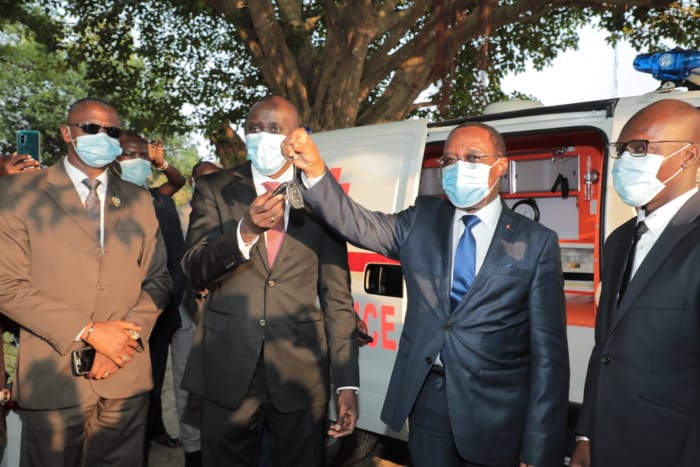Le Premier ministre offre deux ambulances aux populations de Port- Bouët  – Actualité ivoirienne 26/06/2020