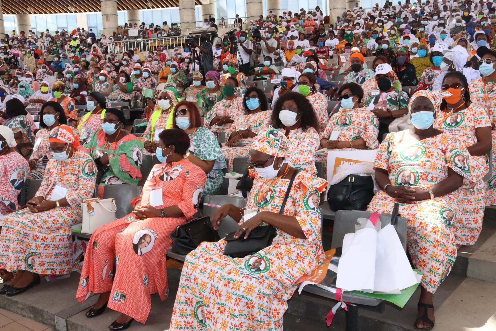 Election présidentielle: les femmes du RHDP invitent Alassane Ouattara à se  porter candidat