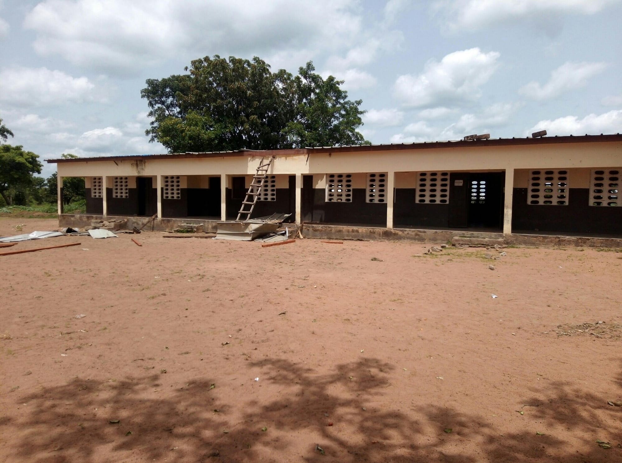 Le bâtiment décoiffé d’une école à Kinta en cours de réhabilitation – Actualité ivoirienne 03/07/2020
